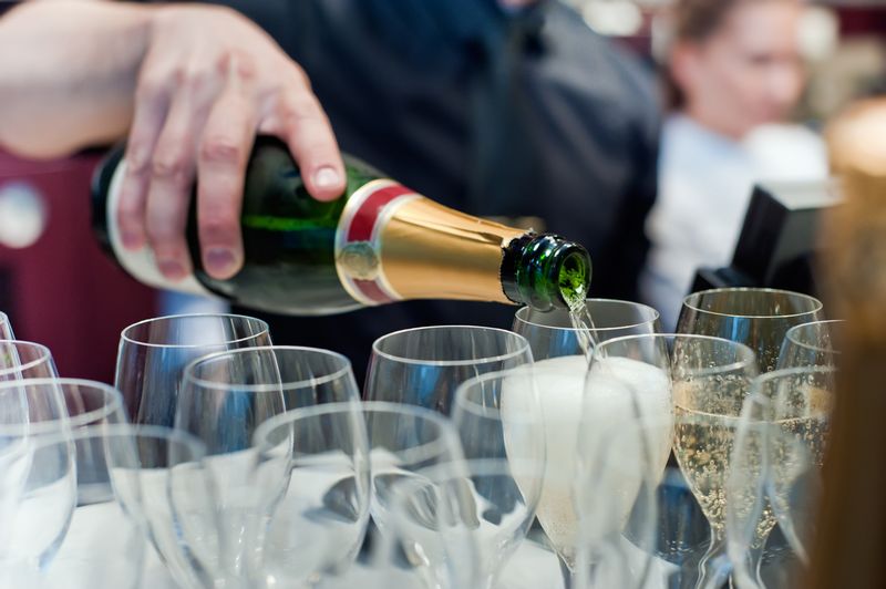 乾杯用スパークリングワイン シャンパン ケータリングは東京のプラチナデリスタイル
